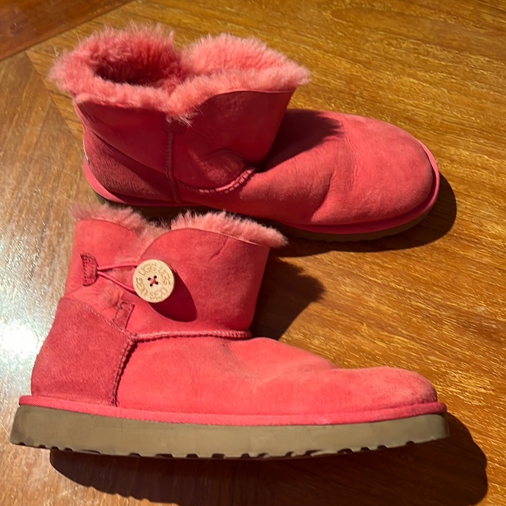 UGG short boots with button on outside sz 10 salmon color worn a few times